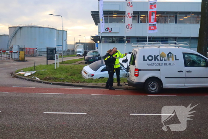 Bestuurder bevrijdt door brandweer bij fikse aanrijding