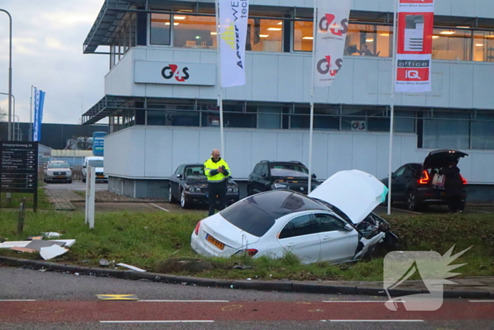 Bestuurder bevrijdt door brandweer bij fikse aanrijding