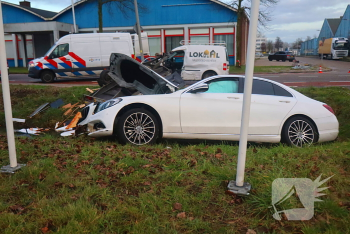 Bestuurder bevrijdt door brandweer bij fikse aanrijding