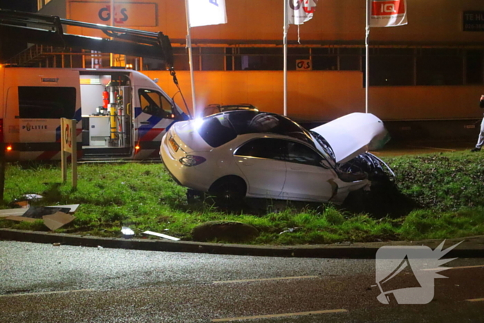 Bestuurder bevrijdt door brandweer bij fikse aanrijding