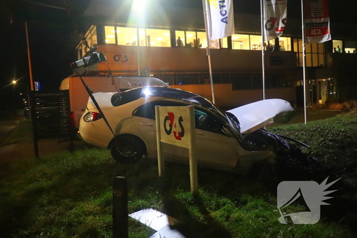 Bestuurder bevrijdt door brandweer bij fikse aanrijding