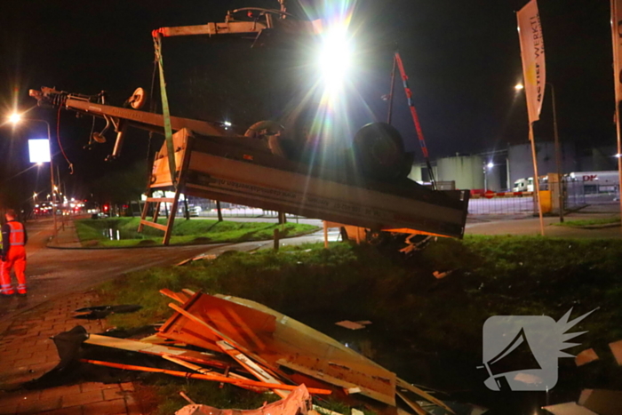 Bestuurder bevrijdt door brandweer bij fikse aanrijding