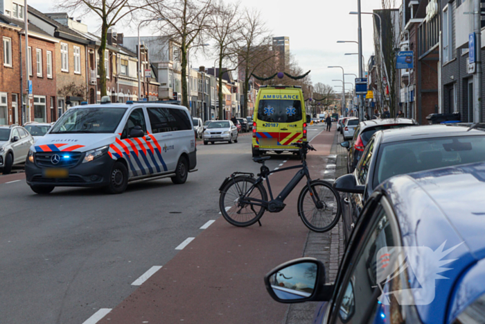 Bestuurder speed pedelec rijdt tegen openslaande autodeur