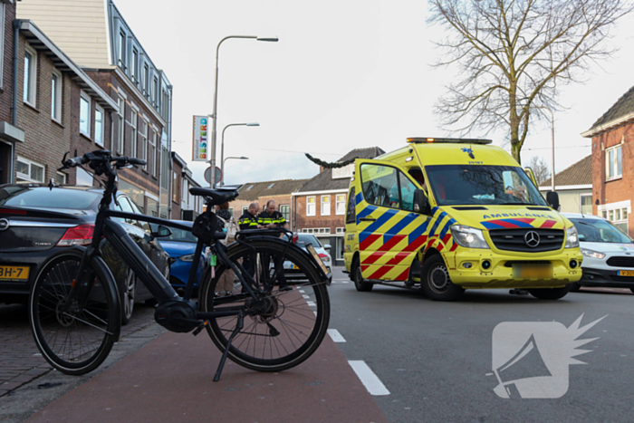 Bestuurder speed pedelec rijdt tegen openslaande autodeur