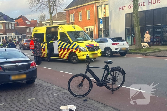 Bestuurder speed pedelec rijdt tegen openslaande autodeur