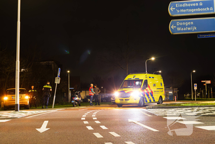 Scooterrijder en auto botsen