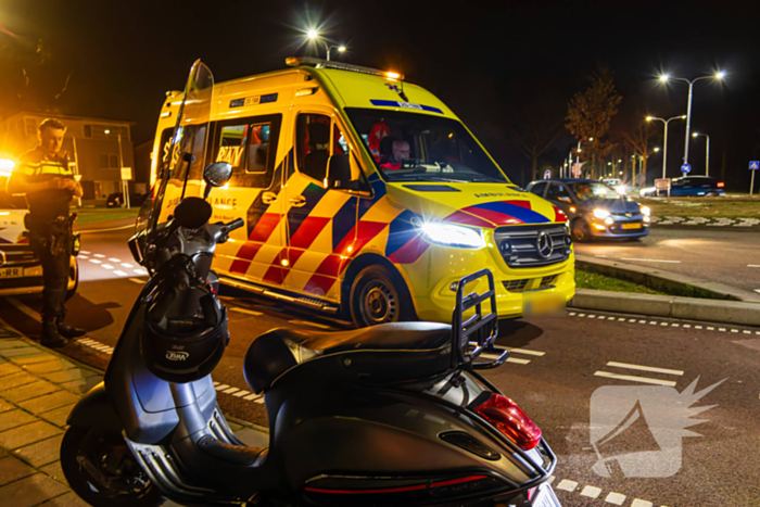 Scooterrijder en auto botsen