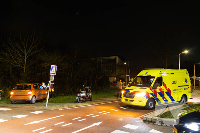 Scooterrijder en auto botsen