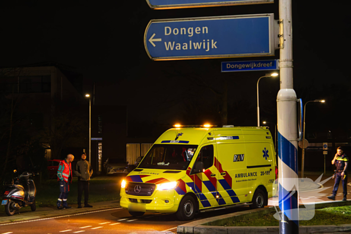 Scooterrijder en auto botsen