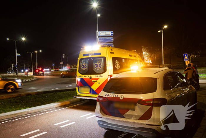 Scooterrijder en auto botsen