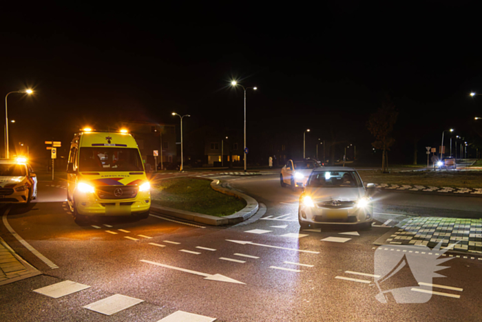 Scooterrijder en auto botsen