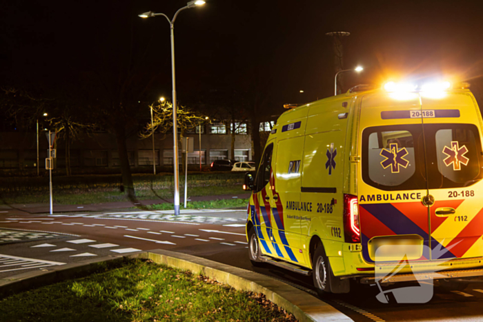 Scooterrijder en auto botsen