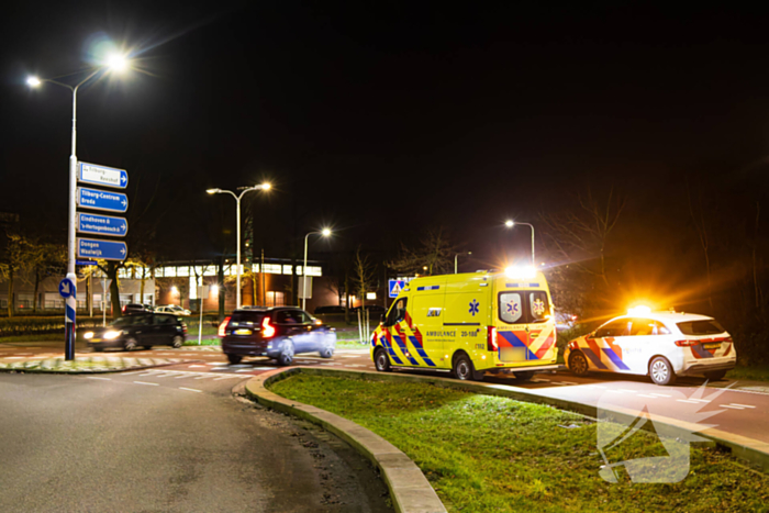 Scooterrijder en auto botsen