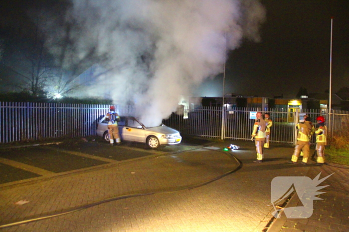 Geparkeerde auto vliegt in brand