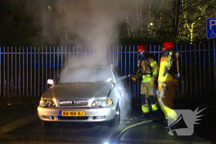 Geparkeerde auto vliegt in brand