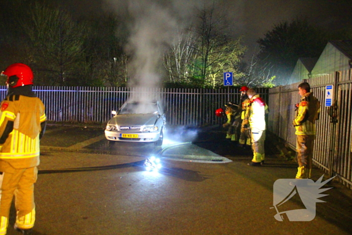 Geparkeerde auto vliegt in brand