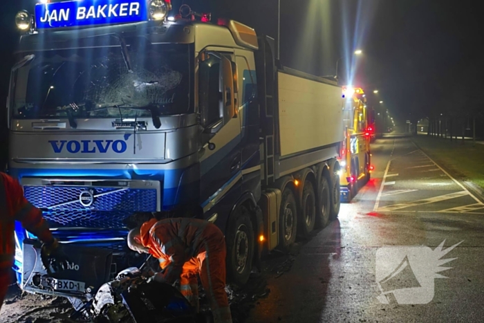 Chauffeur rijdt rechtdoor op rotonde en knalt tegen boom