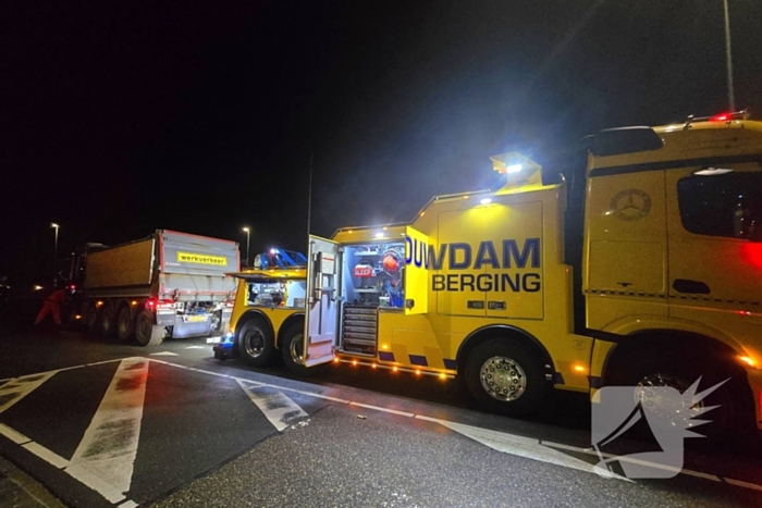 Chauffeur rijdt rechtdoor op rotonde en knalt tegen boom