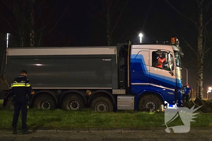 Chauffeur rijdt rechtdoor op rotonde en knalt tegen boom