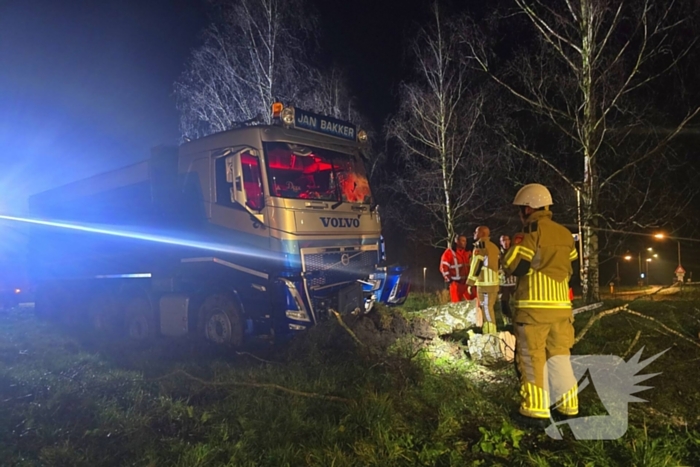 Chauffeur rijdt rechtdoor op rotonde en knalt tegen boom