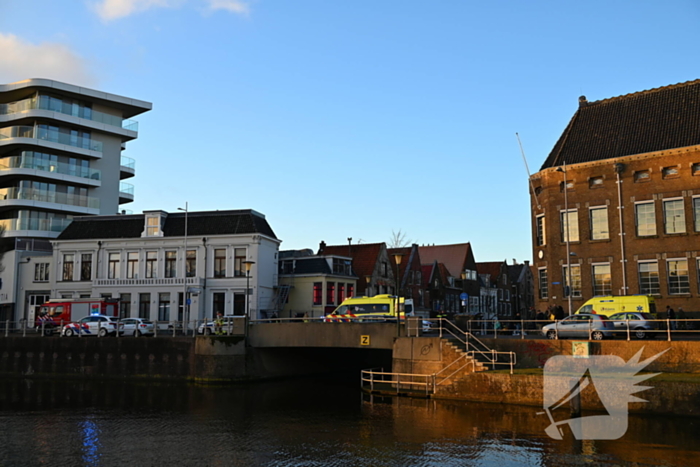 Omstander haalt te water geraakt persoon uit het water