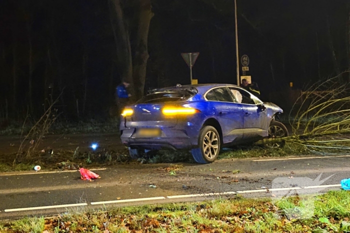 Jaguar i-pace rijdt meer bomen omver, bestuurder aangehouden