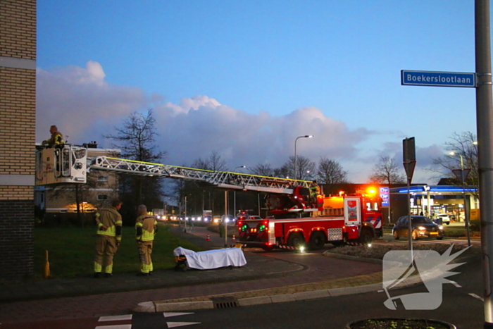 Traumateam en brandweer assisteren ambulancepersoneel