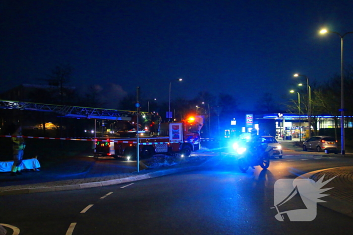 Traumateam en brandweer assisteren ambulancepersoneel