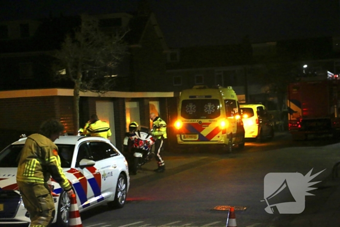 Traumateam en brandweer assisteren ambulancepersoneel
