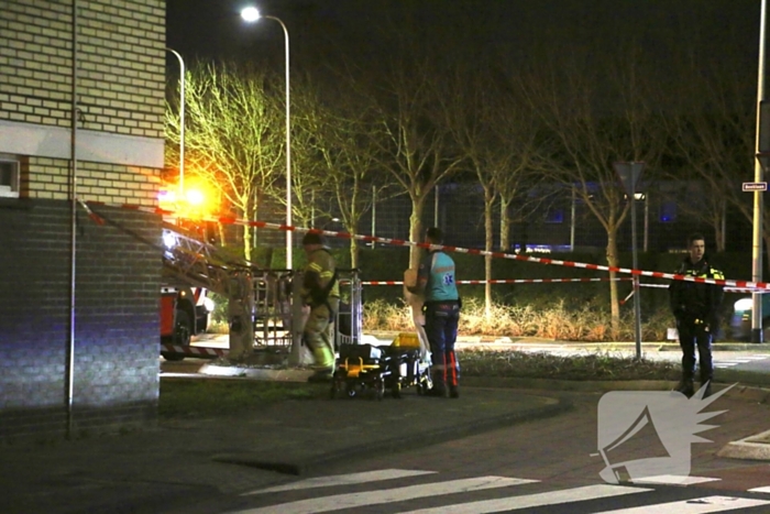 Traumateam en brandweer assisteren ambulancepersoneel