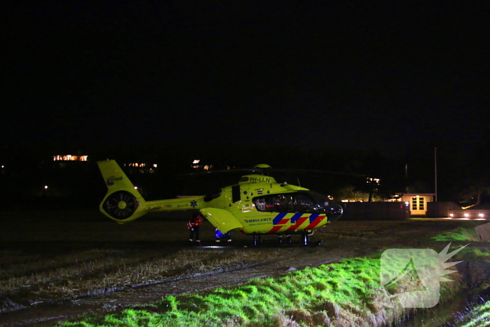 Traumateam en brandweer assisteren ambulancepersoneel