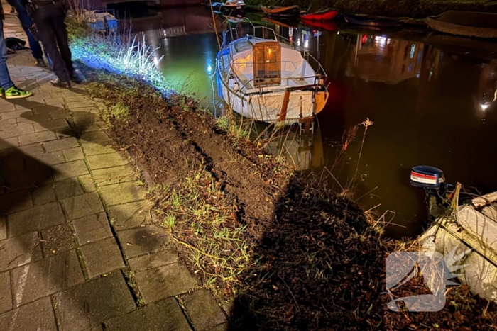 Auto vliegt uit de bocht en belandt onder water