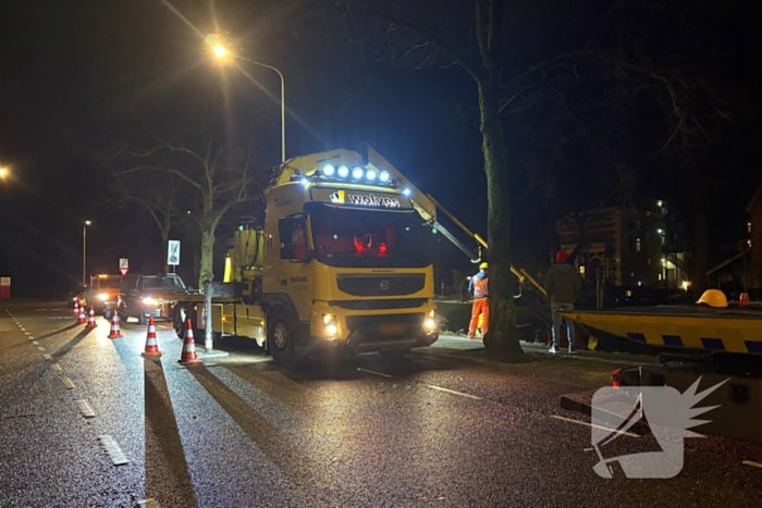 Auto vliegt uit de bocht en belandt onder water