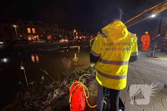 Auto vliegt uit de bocht en belandt onder water