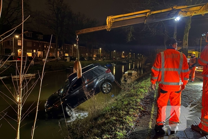Auto vliegt uit de bocht en belandt onder water