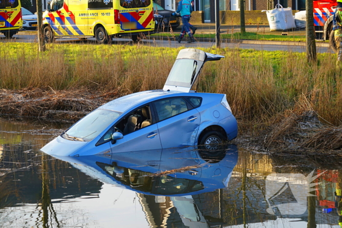 Auto te water na aanrijding