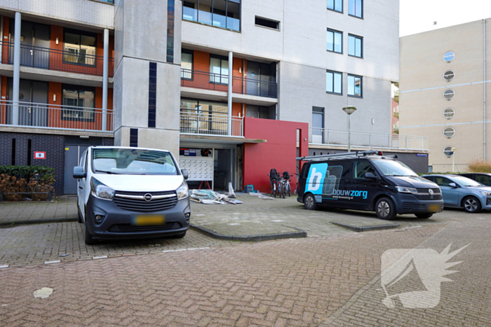 Ingang van portiekflat aan diggelen door explosie