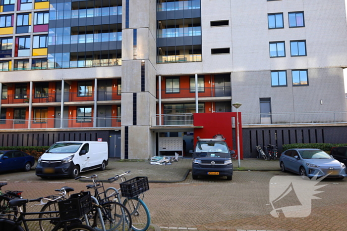 Ingang van portiekflat aan diggelen door explosie