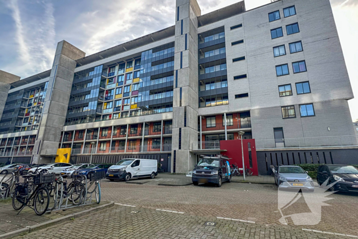 Ingang van portiekflat aan diggelen door explosie