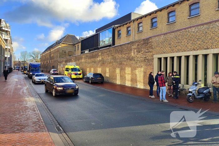 Ligdriewielfiets botst met scooter