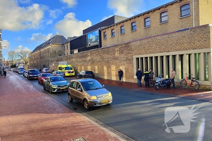 Ligdriewielfiets botst met scooter
