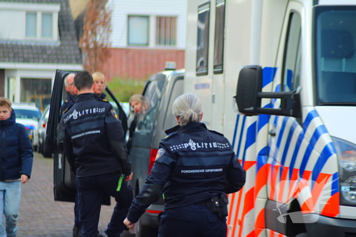 Forensische opsporing doet onderzoek in woning