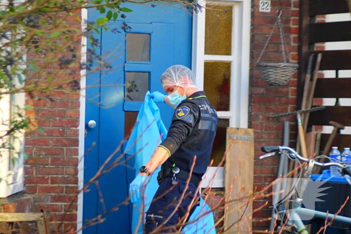 Forensische opsporing doet onderzoek in woning