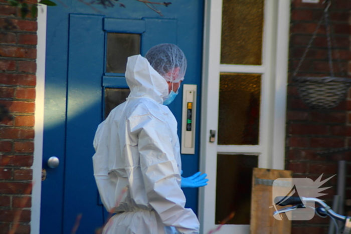 Forensische opsporing doet onderzoek in woning