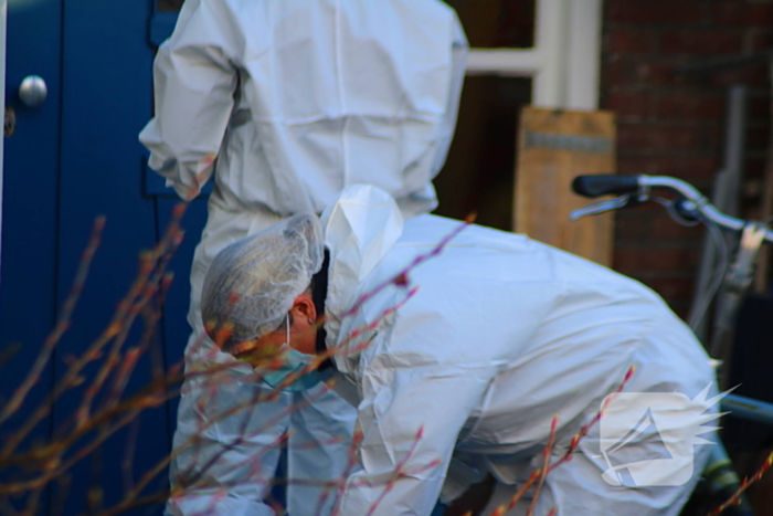 Forensische opsporing doet onderzoek in woning