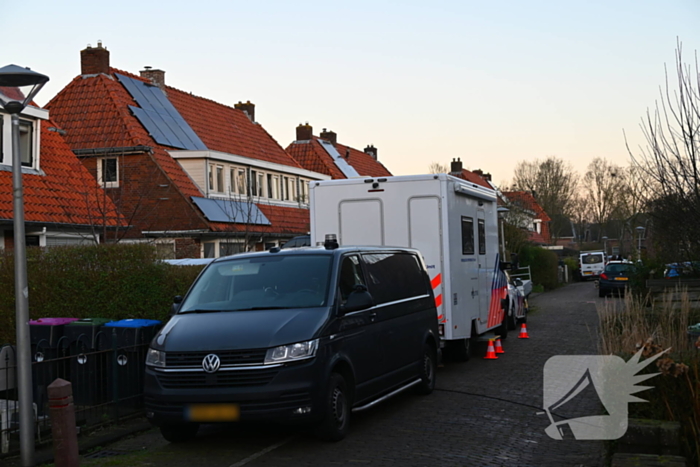 Forensische opsporing doet onderzoek in woning
