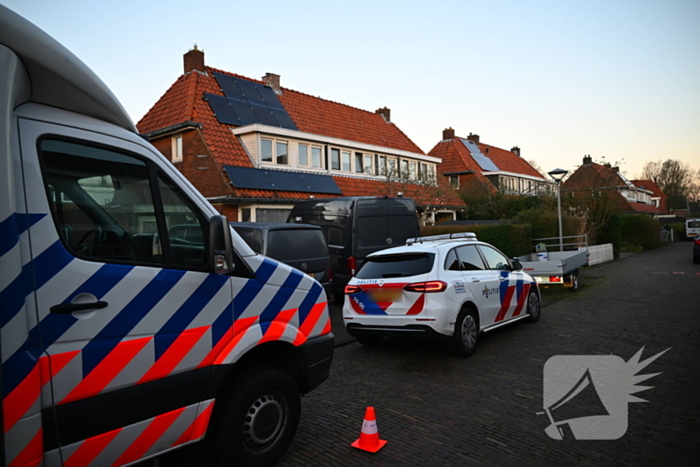 Forensische opsporing doet onderzoek in woning