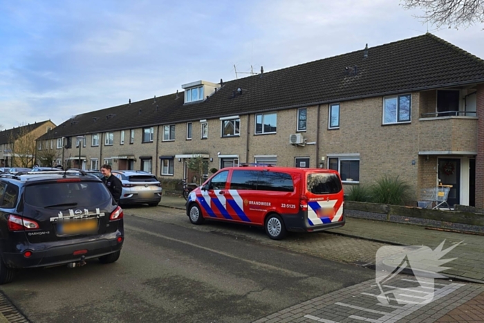 Hulpdiensten doen onderzoek en verrichten metingen in woning
