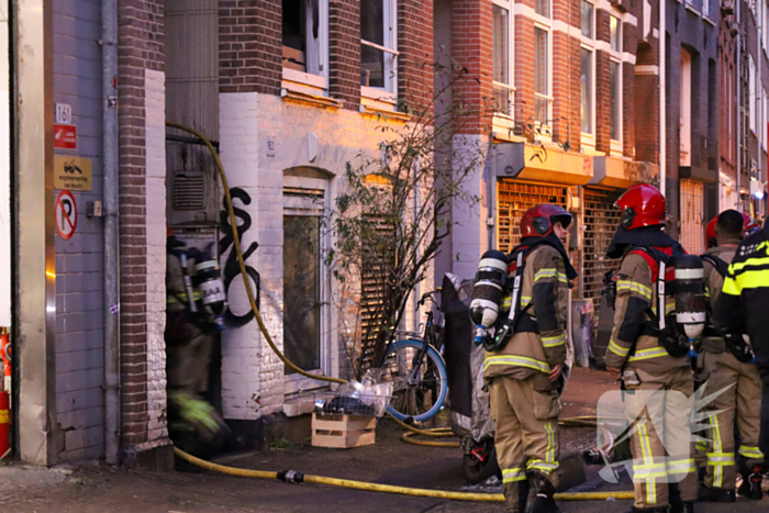 Straat vol brandweer na brand in woning