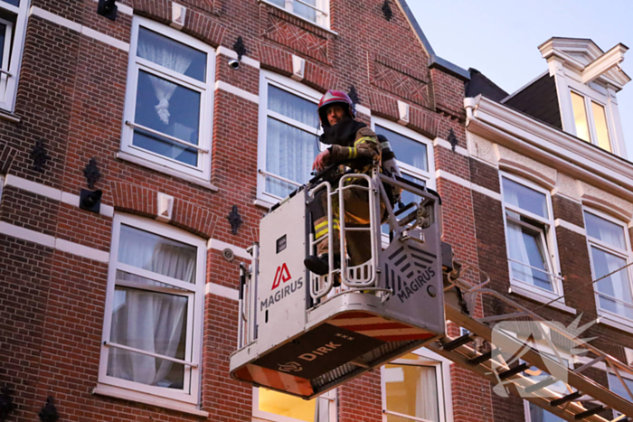 Straat vol brandweer na brand in woning